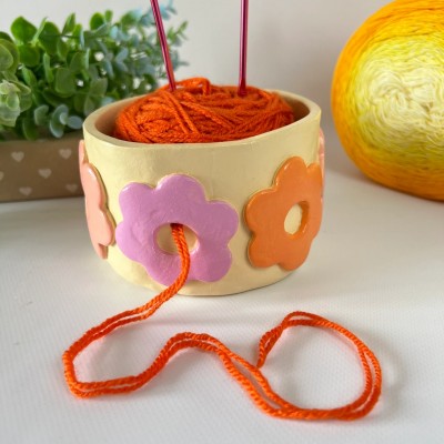 Small light beige crochet yarn bowl with pastel retro daisy