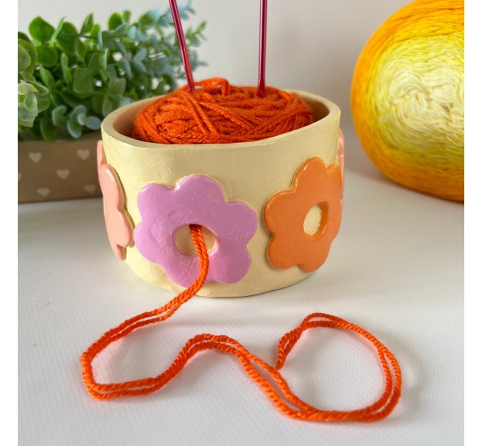 Small light beige crochet yarn bowl with pastel retro daisy