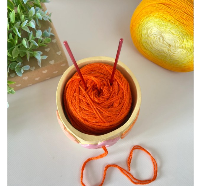 Small light beige crochet yarn bowl with pastel retro daisy