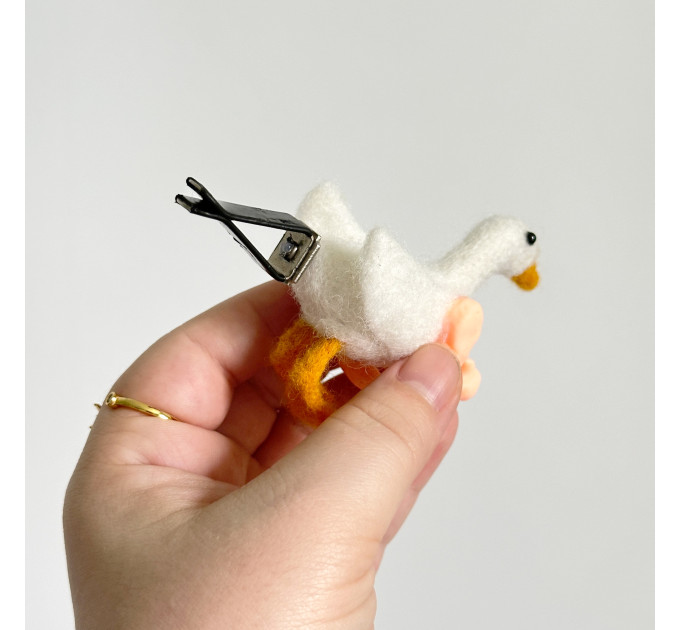 Rude goose with middle finger hands air vent clipft Farm animal car decor
