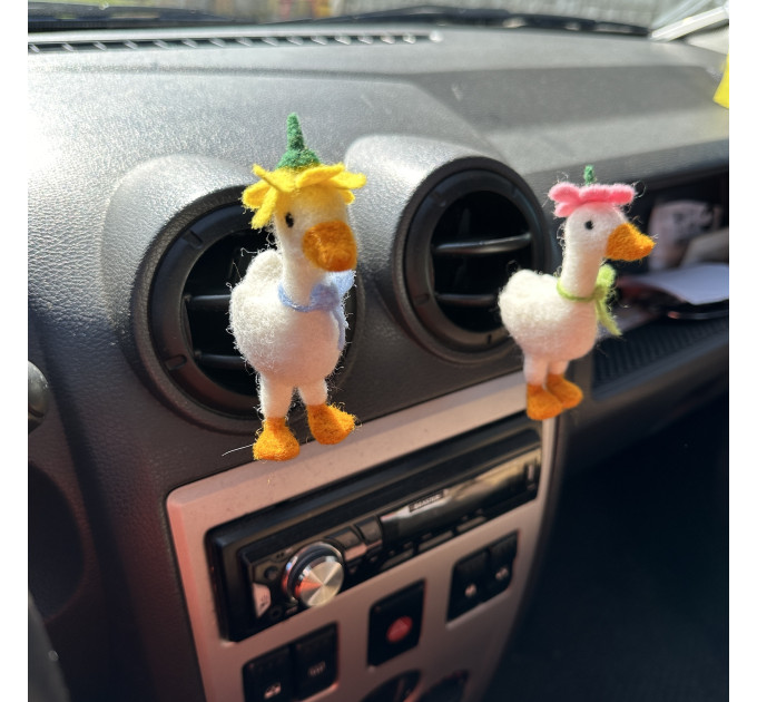 Goose with flower hat and bows air vent cliprm animal car decor