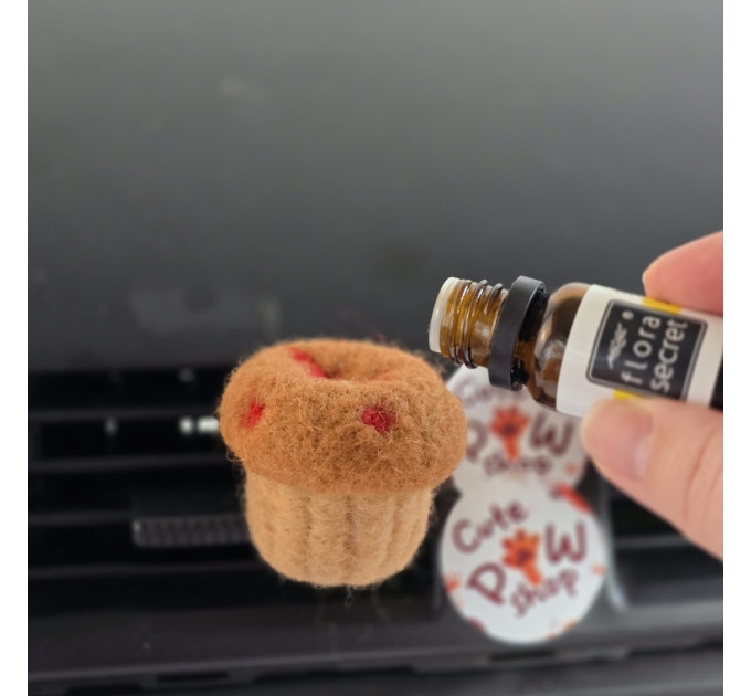 Cupcake with jam air vent clip