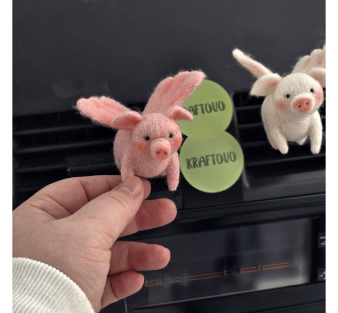 Flying Pig Air Vent Clip